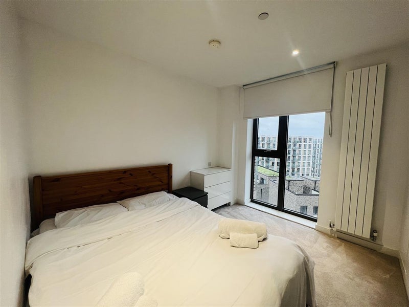 Room Admiralty Avenue in Greater London