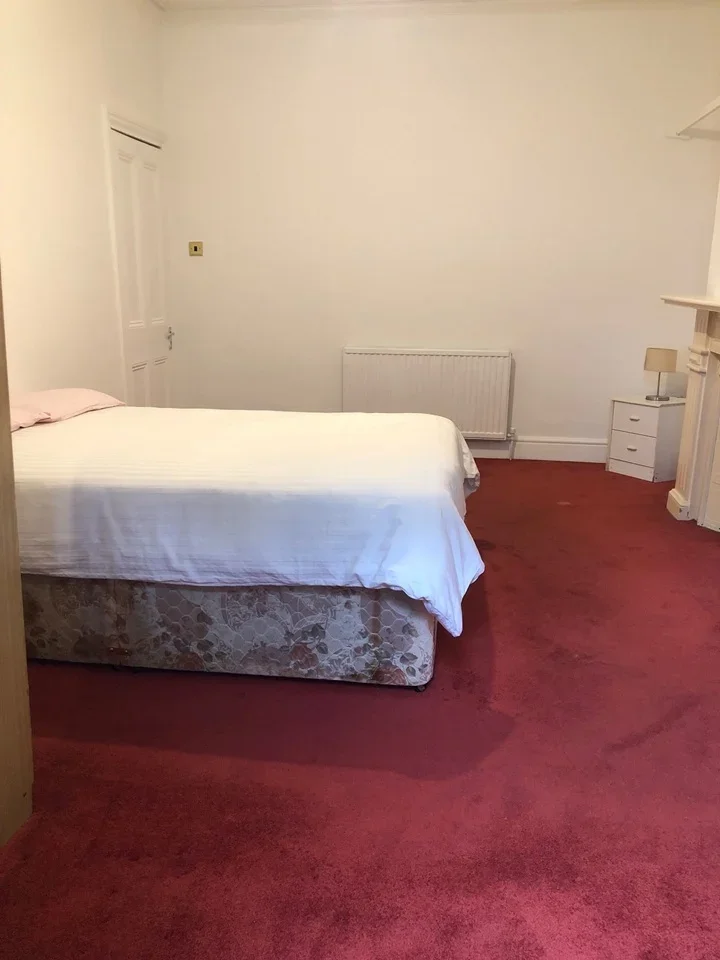 Room Sandrock Road in Greater London