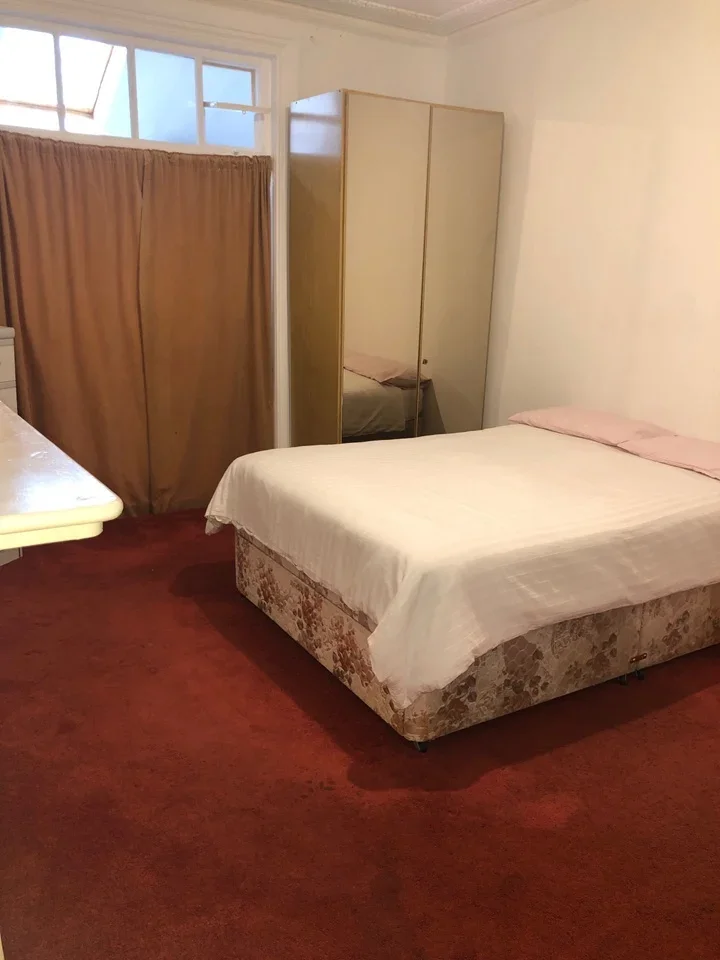 Room Sandrock Road in Greater London