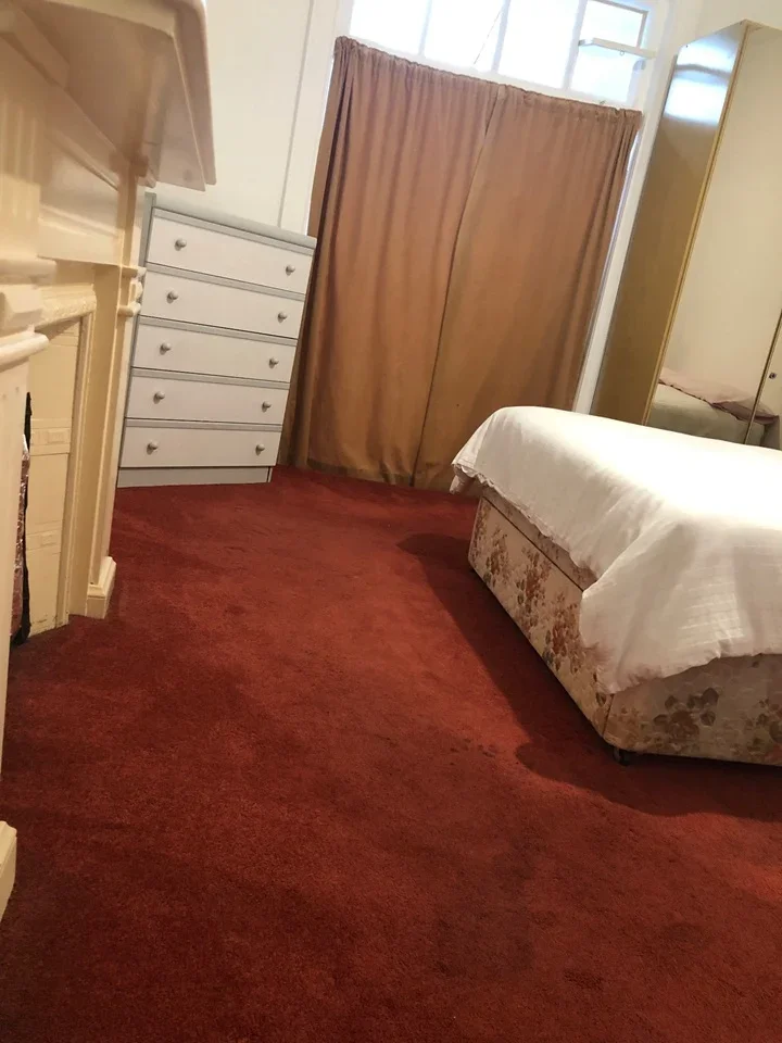 Room Sandrock Road in Greater London