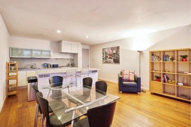 Flat Rotherhithe Street in Greater London