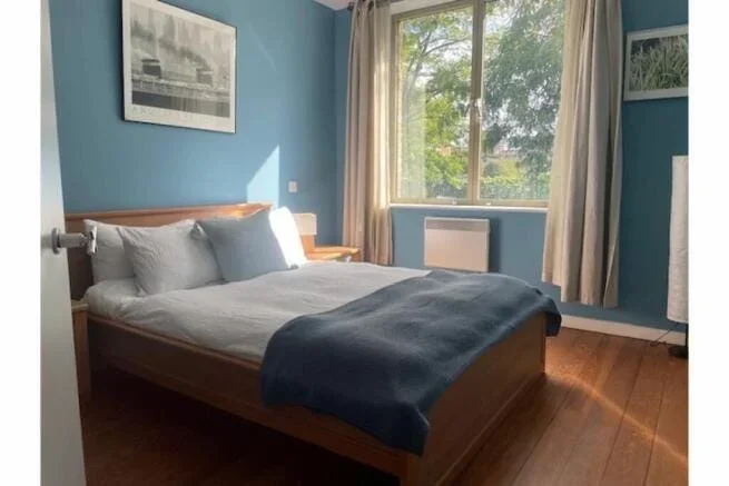 Flat Rotherhithe Street in Greater London