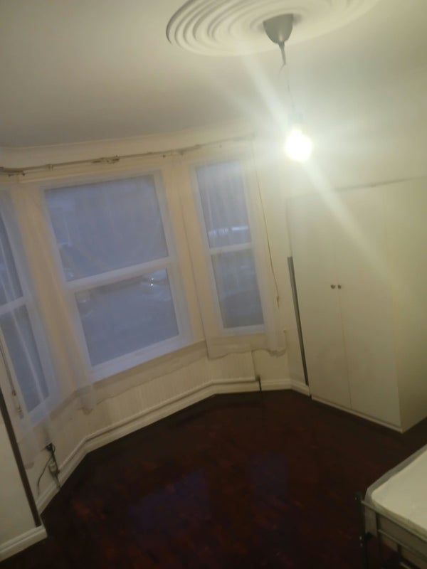 Room Boundary Road in Greater London