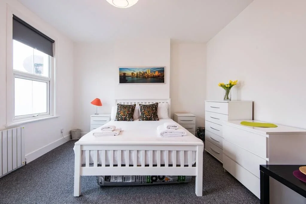 Room Cunningham Road in Greater London