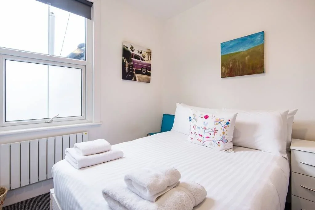 Room Cunningham Road in Greater London