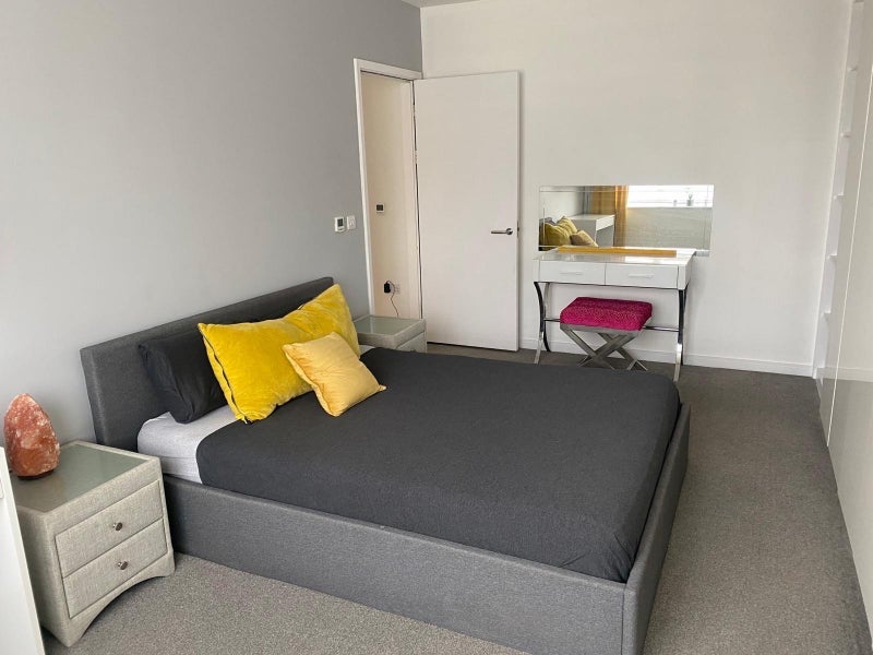 Room Creighton Avenue in Greater London