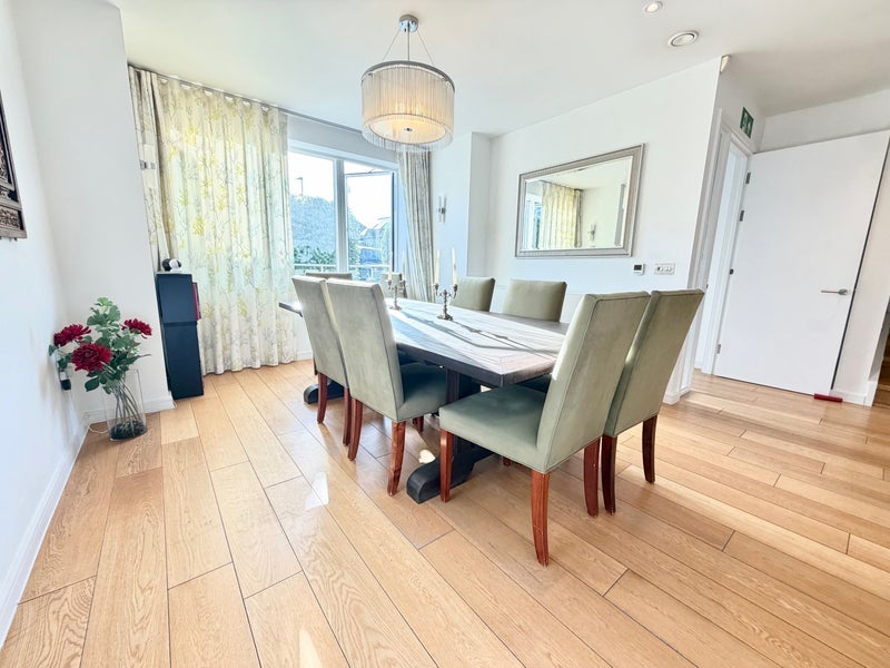 Room Creighton Avenue in Greater London
