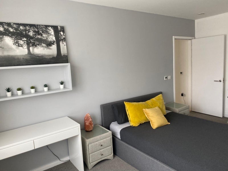 Room Creighton Avenue in Greater London