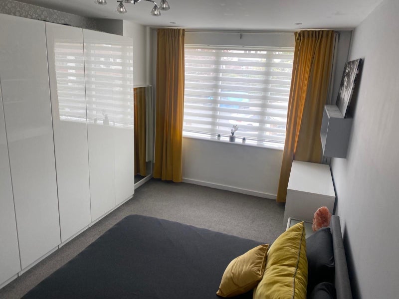 Room Creighton Avenue in Greater London