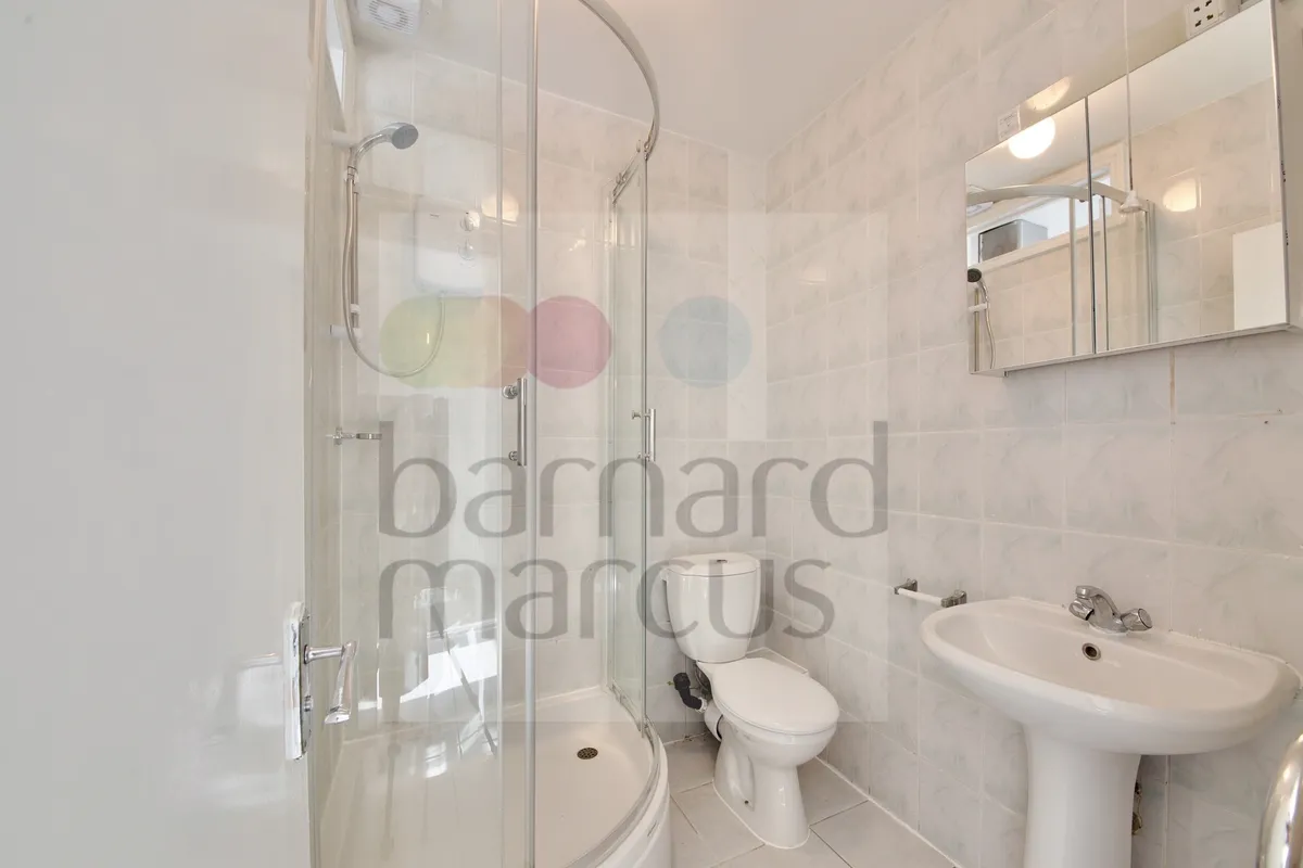 Flat Myddleton Road in Greater London