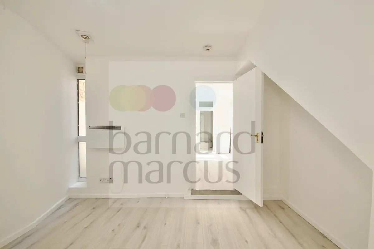 Flat Myddleton Road in Greater London