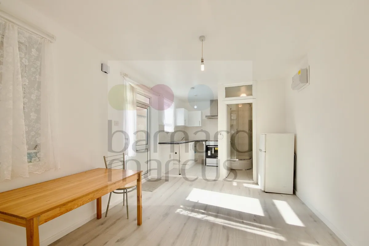 Flat Myddleton Road in Greater London
