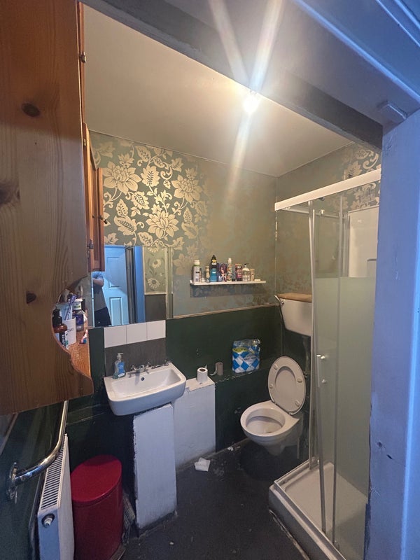 Room Grosvenor Way in Greater London