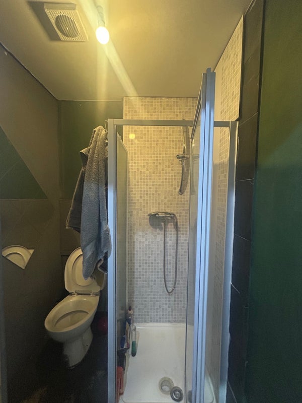 Room Grosvenor Way in Greater London
