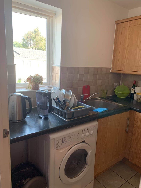 Room Manchester Court in Greater London