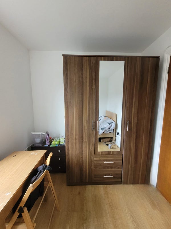 Room Manchester Court in Greater London