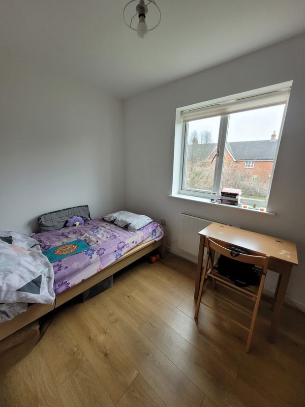 Room Manchester Court in Greater London