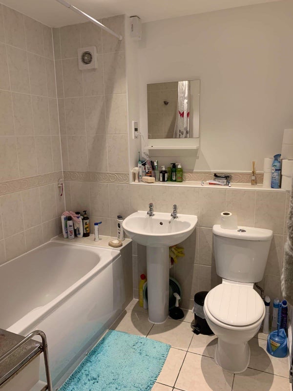 Room Manchester Court in Greater London