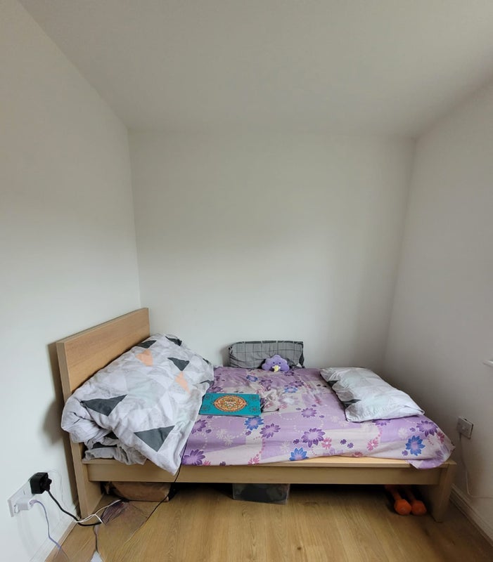 Room Manchester Court in Greater London