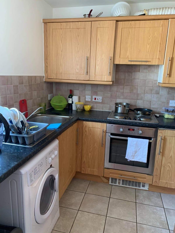 Room Manchester Court in Greater London