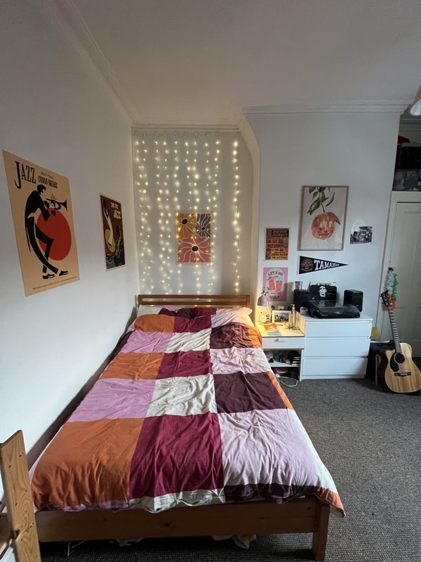 Room Barrington Road in Liverpool