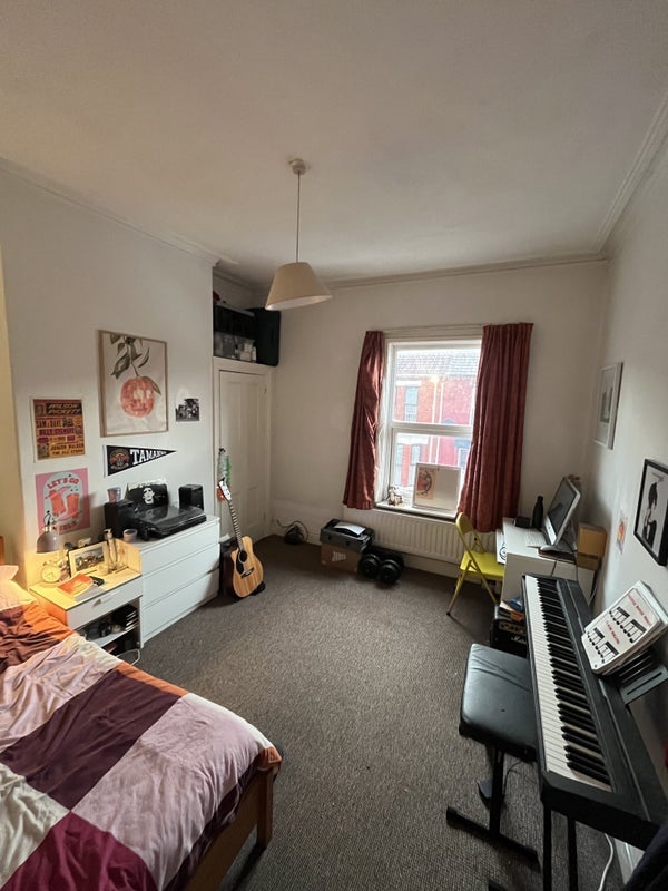 Room Barrington Road in Liverpool