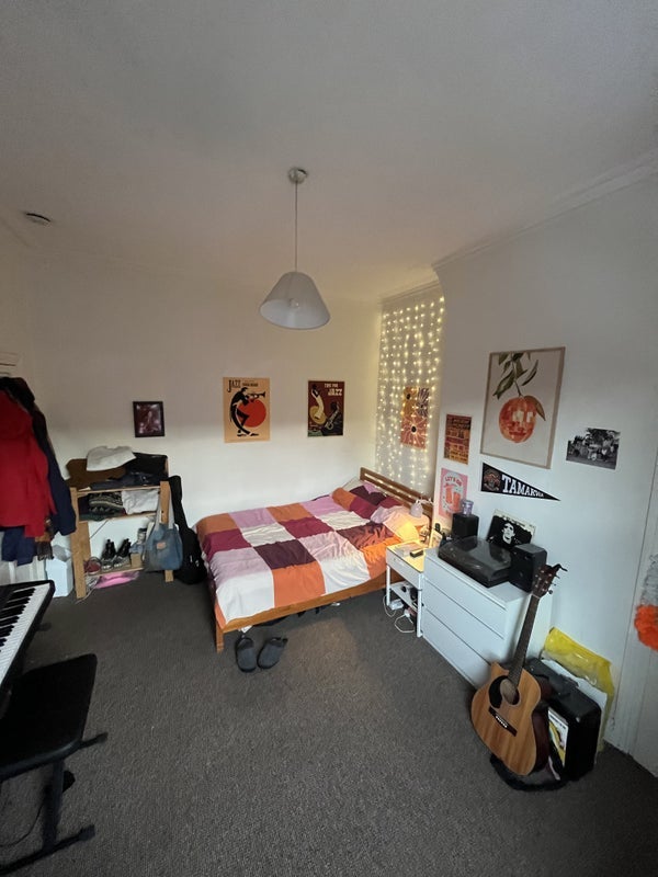 Room Barrington Road in Liverpool