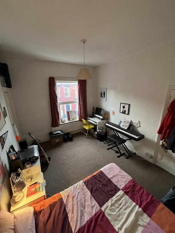 Room Barrington Road in Liverpool