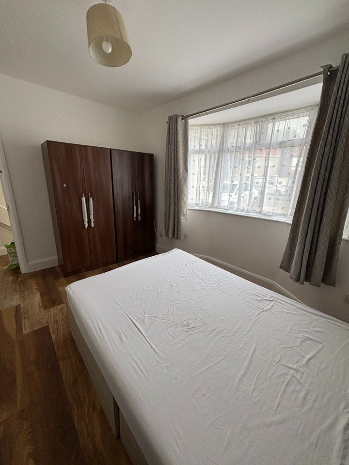 Flat Spring Grove Crescent in Greater London