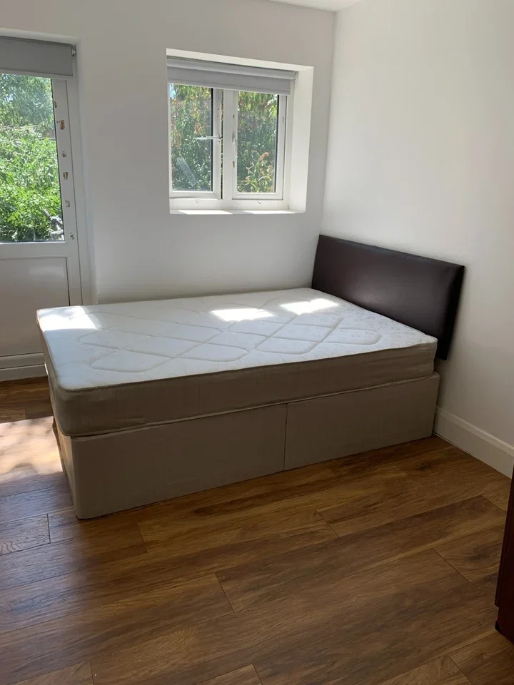 Flat Spring Grove Crescent in Greater London