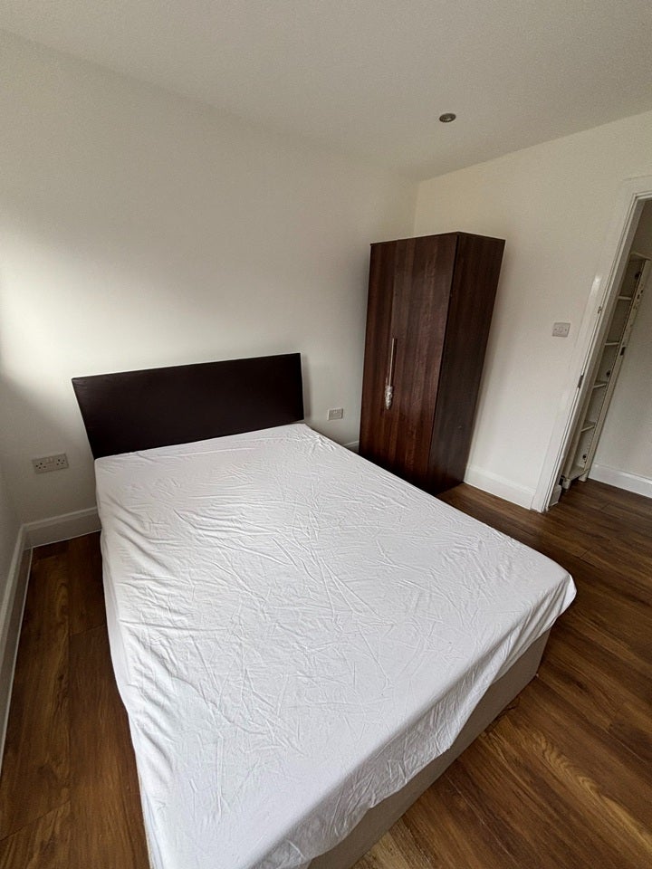 Flat Spring Grove Crescent in Greater London