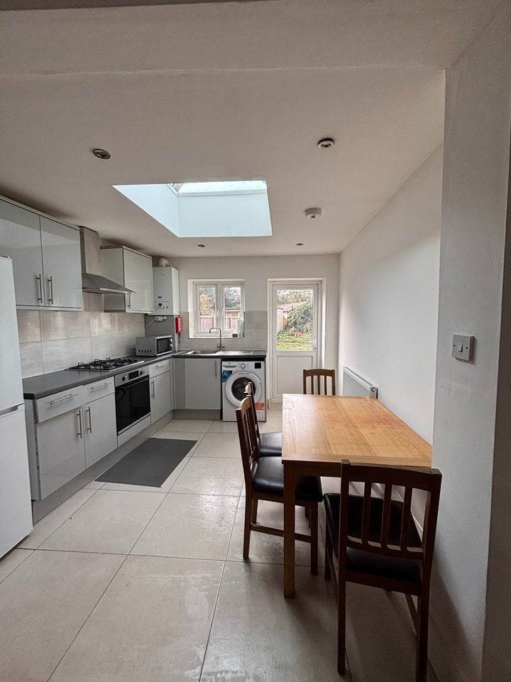 Flat Spring Grove Crescent in Greater London