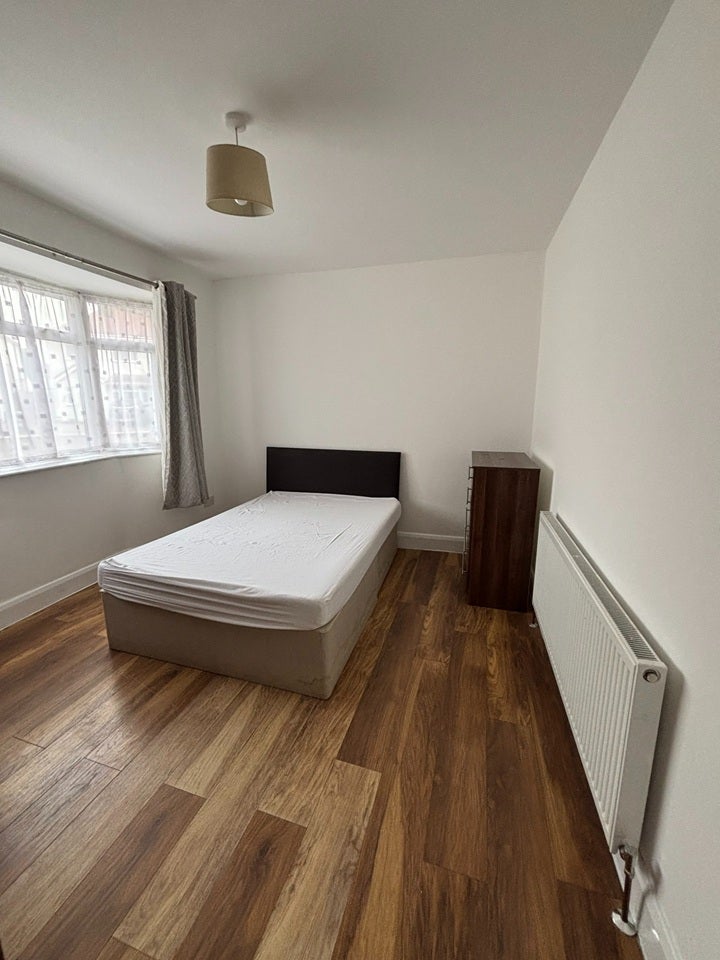 Flat Spring Grove Crescent in Greater London