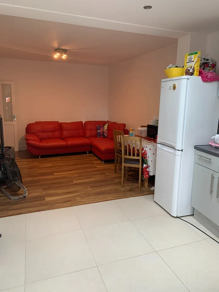 Flat Spring Grove Crescent in Greater London