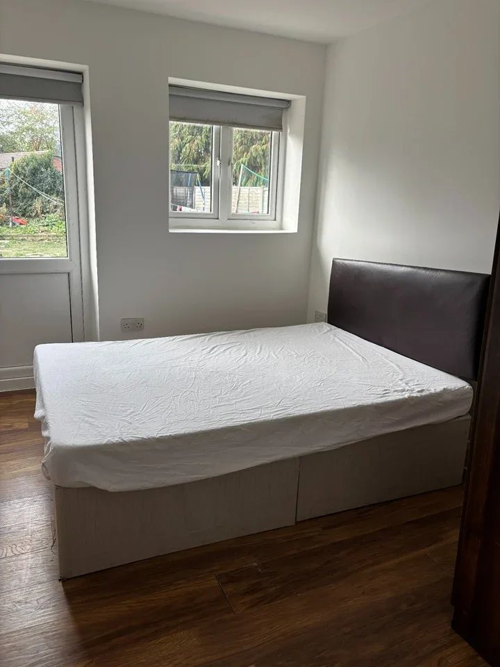 Flat Spring Grove Crescent in Greater London