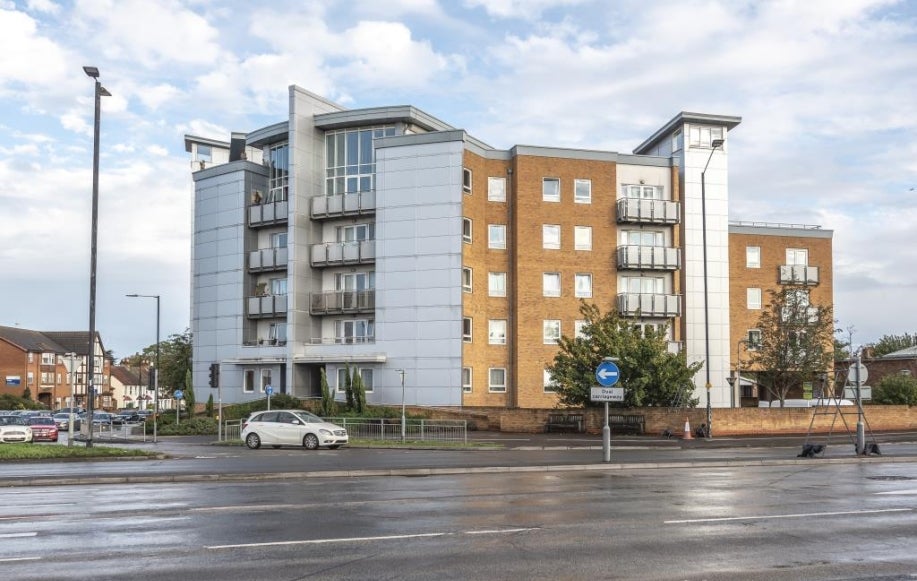Flat Berkshire Avenue in Slough