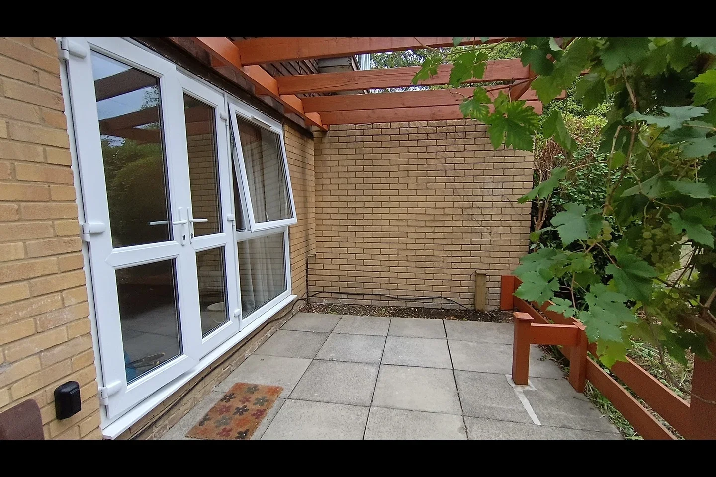 Flat Green Acres in Greater London