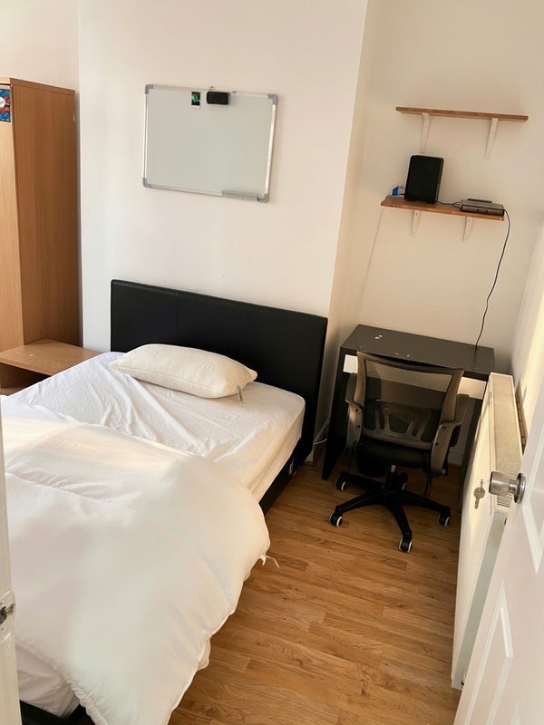 Room Crondall Street in Manchester