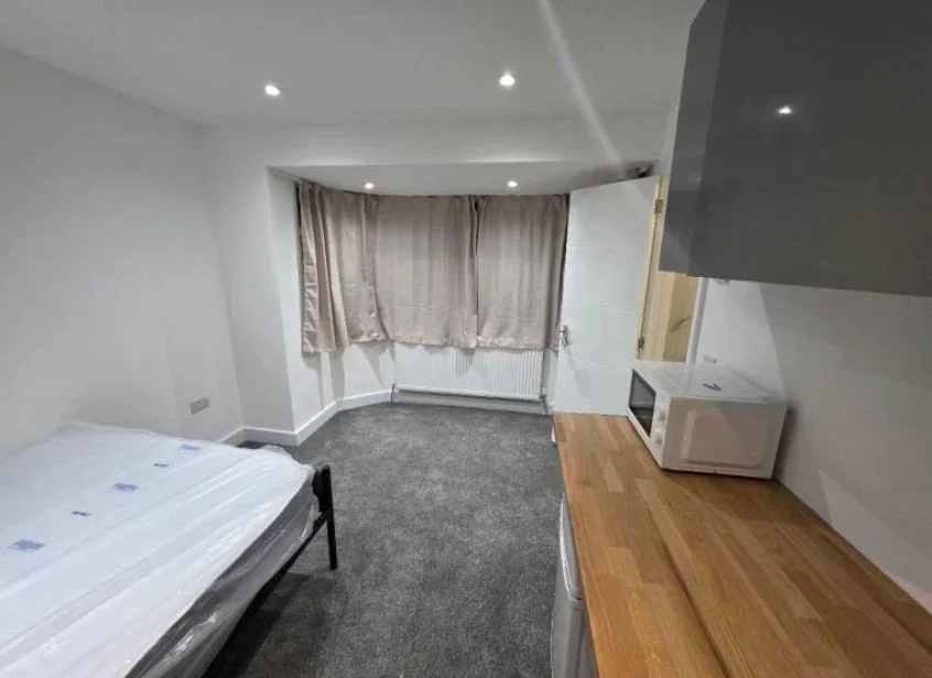 Room Taunton Road in Greater London