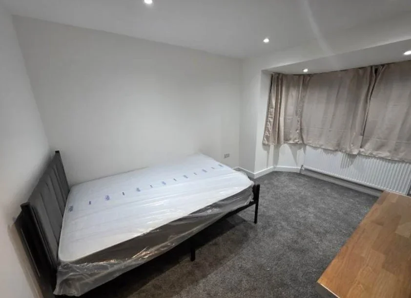 Room Taunton Road in Greater London