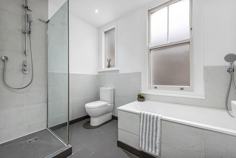Room Briarwood Road in Greater London