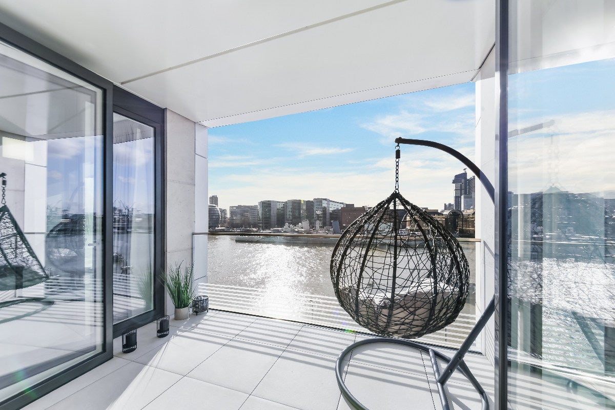 Flat Sugar Quay Walk in City of London