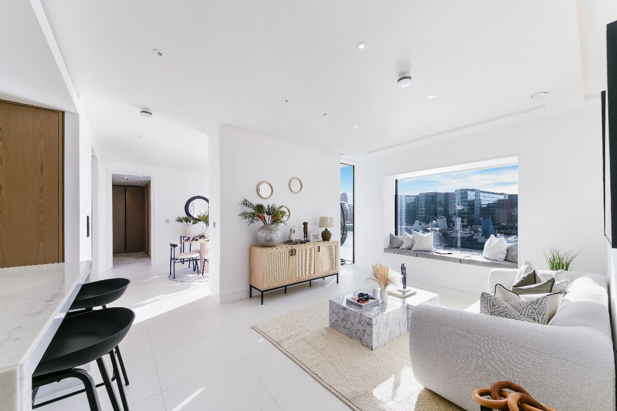 Flat Sugar Quay Walk in City of London