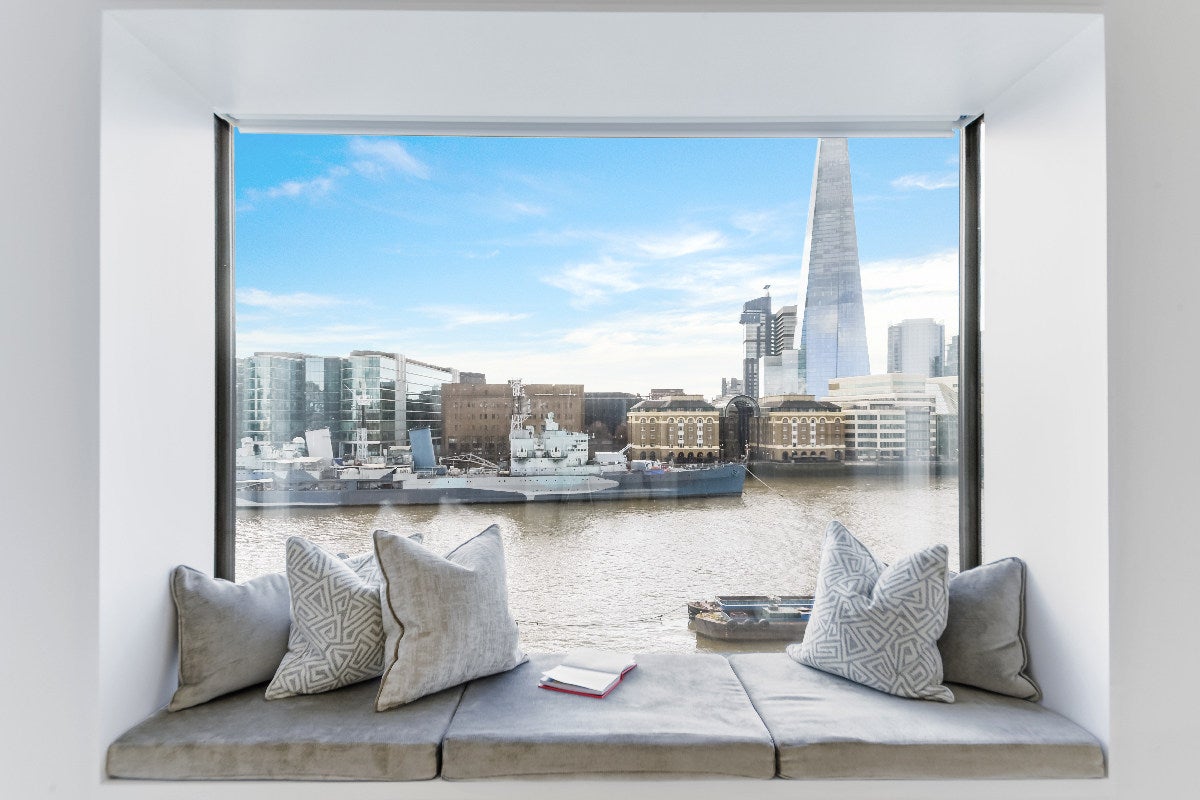 Flat Sugar Quay Walk in City of London