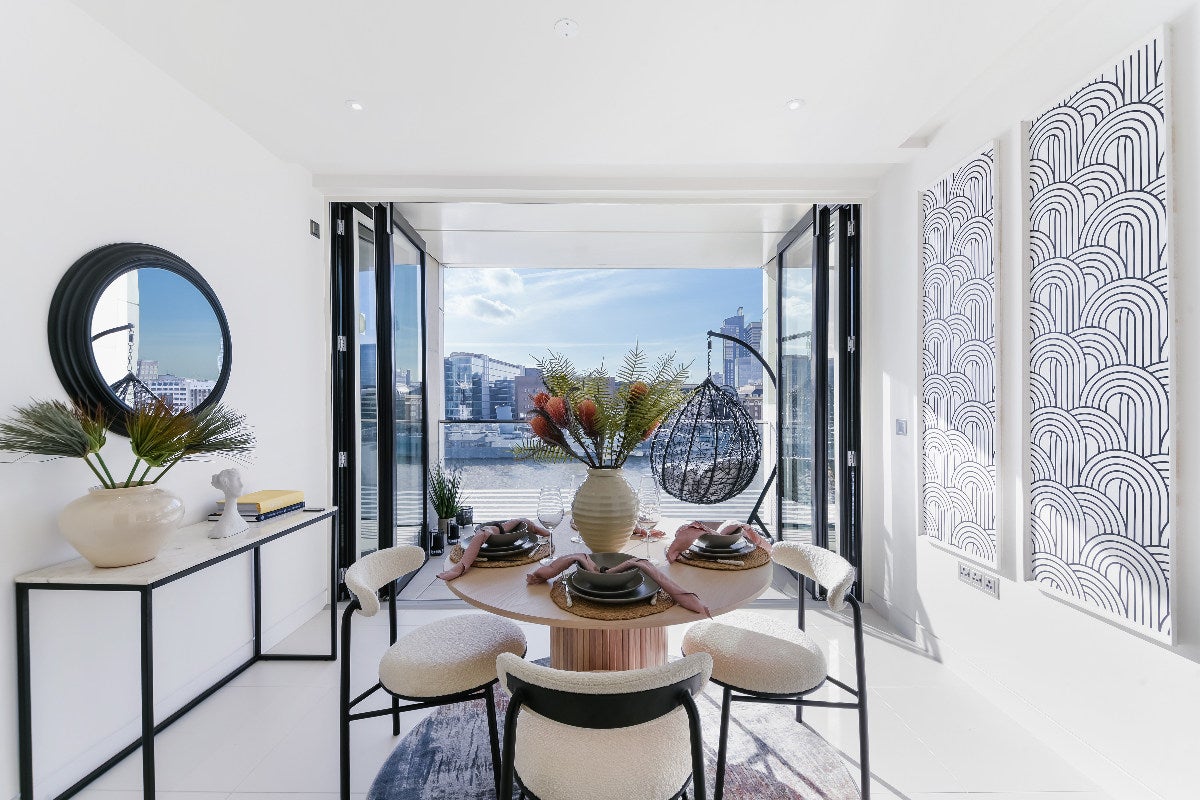 Flat Sugar Quay Walk in City of London