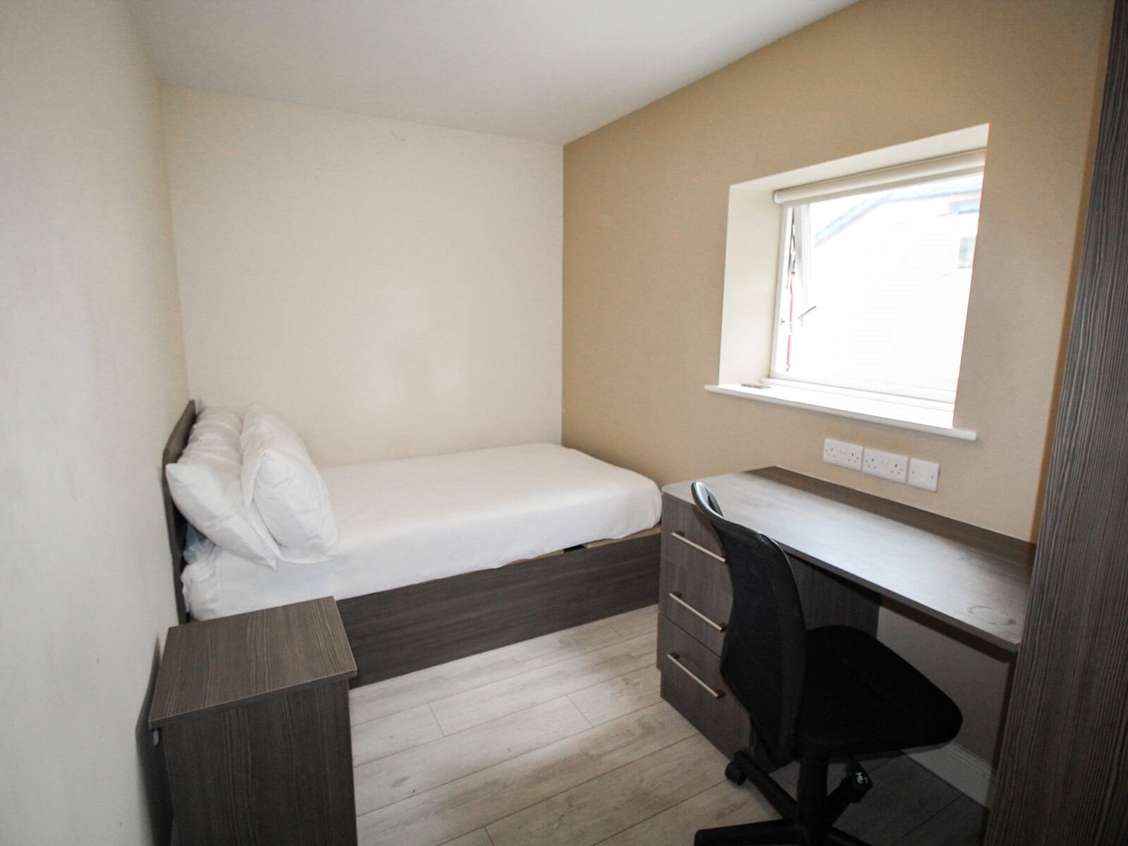 Flat Clarendon Road in Leeds