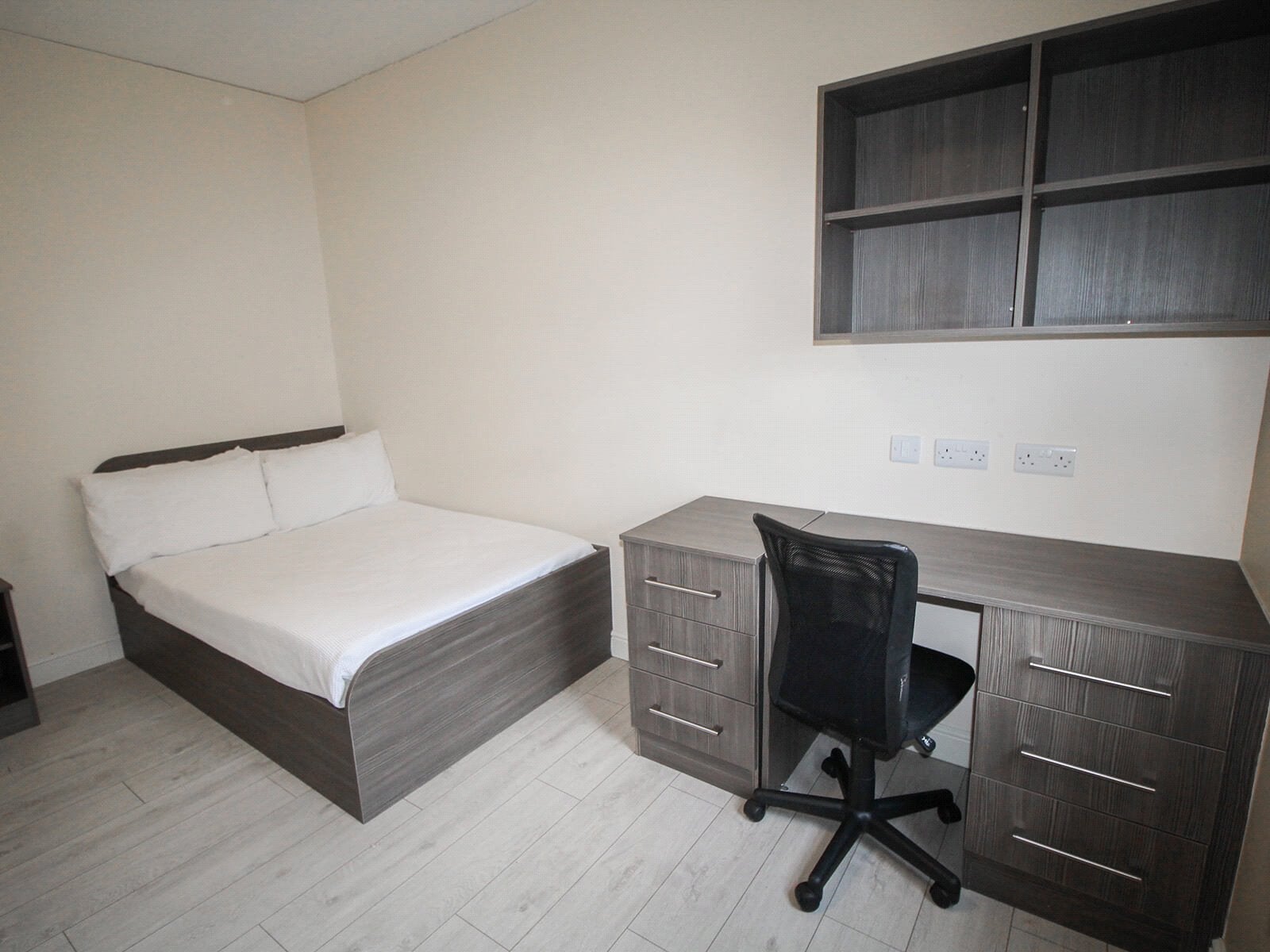 Flat Clarendon Road in Leeds