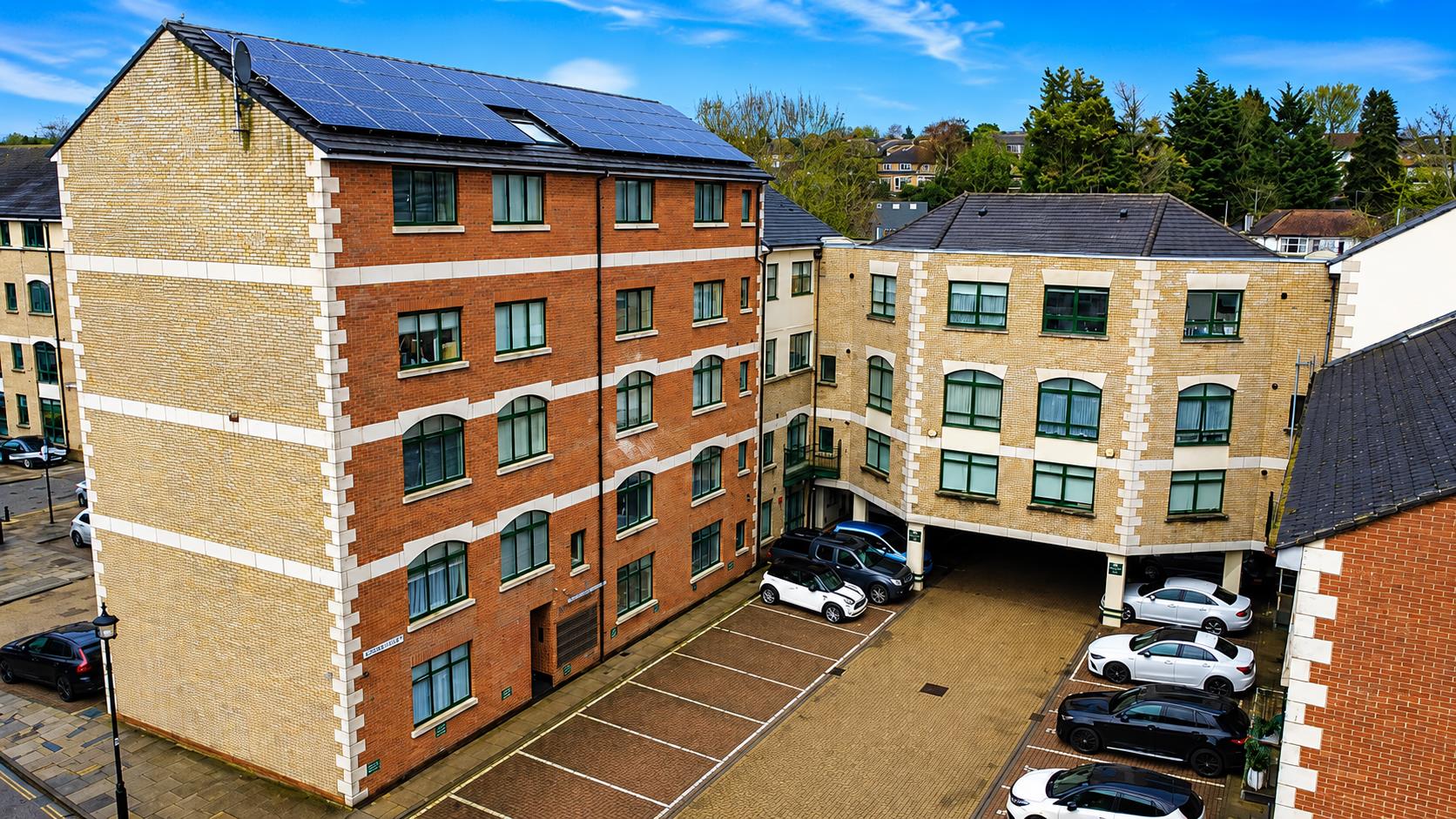 Flat Brunel Court in Dacorum