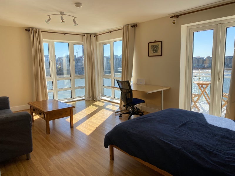 Room St. Davids Square in Greater London