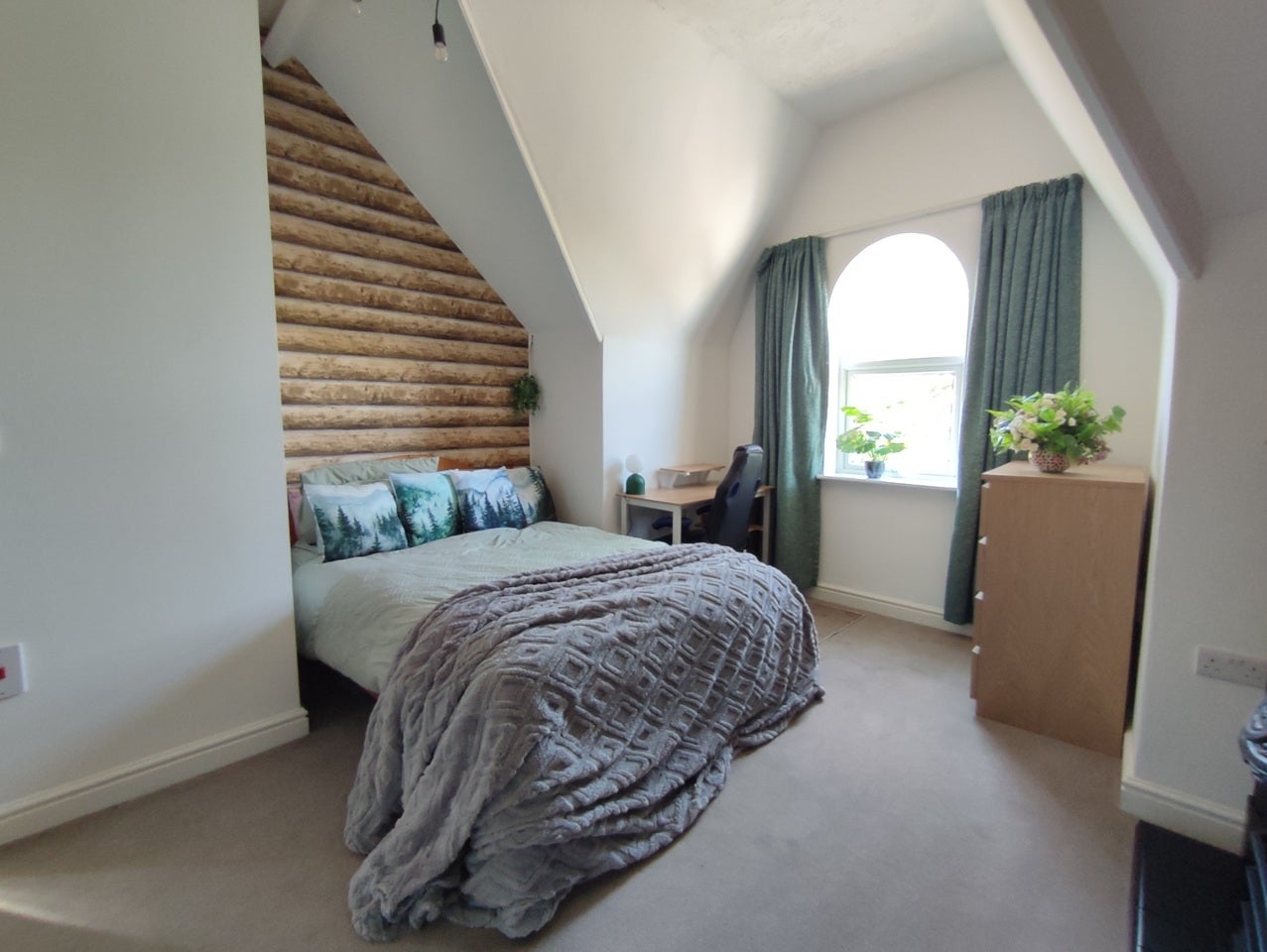 Room Carr View Avenue in Doncaster